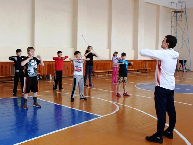 Урок физической культуры в школе